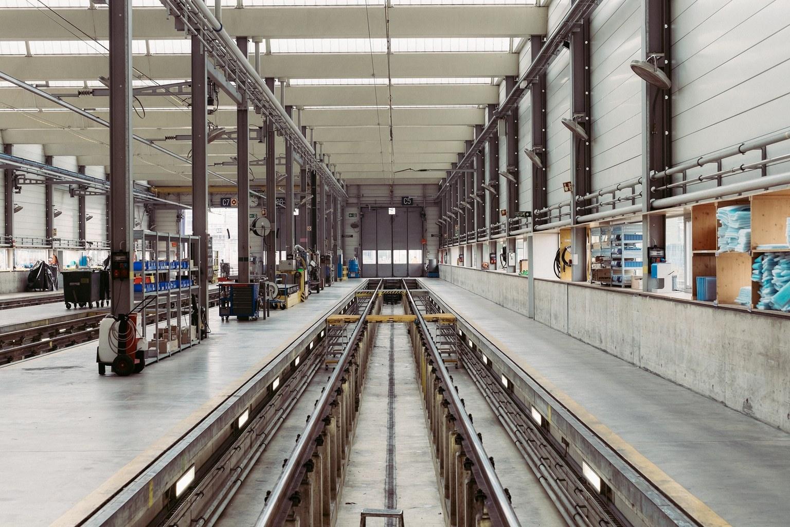 A long production hall with parallel conveyor lines running the length of the floor before a run starts